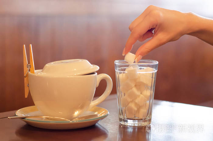 茶杯里的一杯糖在桌上的咖啡馆里