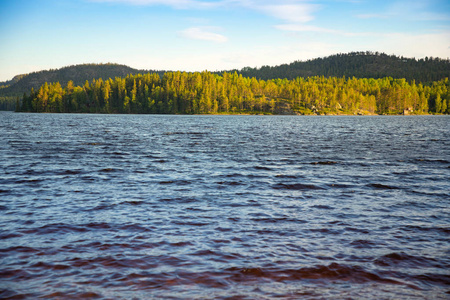 瑞典的日落灯光下的瑞典小湖和森林