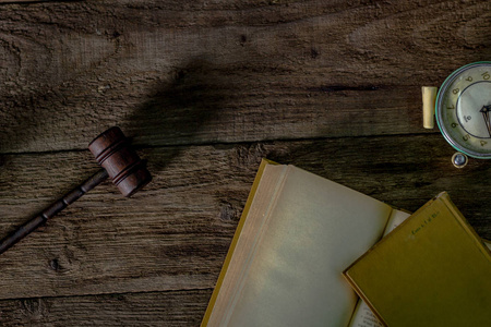 法律和正义的概念。木槌的法官 书籍 公正的天平。灰色石头的背景，在地板上的思考，排版的地方。法庭上的主题