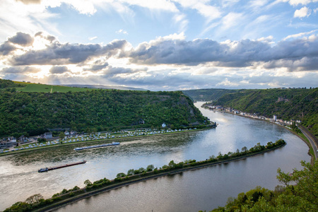 莱茵河谷风景和圣 Goarshausen 看法从 Loreley 岩石旅行德国