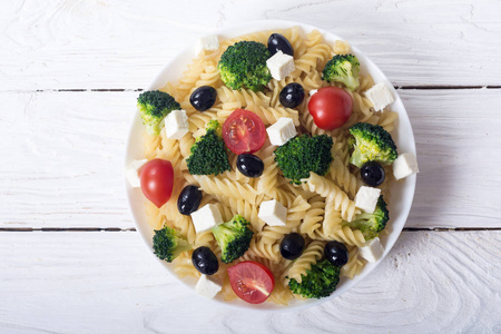 意大利面沙拉配 ingridient 花椰菜, 西红柿, 羊乳酪和橄榄