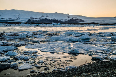 冰岛, Jokulsarlon 礁湖, 美丽的冷风景图片冰岛冰川泻湖湾。Jokulsarlon 冰川泻湖的冰山。Vatnajok