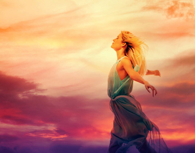 女人站在张开双臂拥抱照片