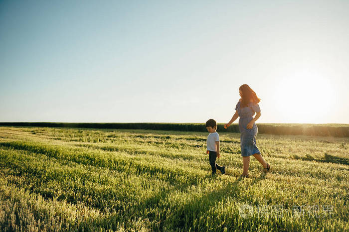 美丽自然场面与家庭户外生活方式.幸福的家庭在一起休息.家