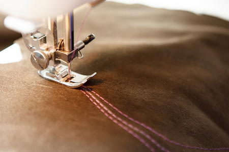 针工艺她的针线活的妇女的双手.用皮革缝制工艺照片