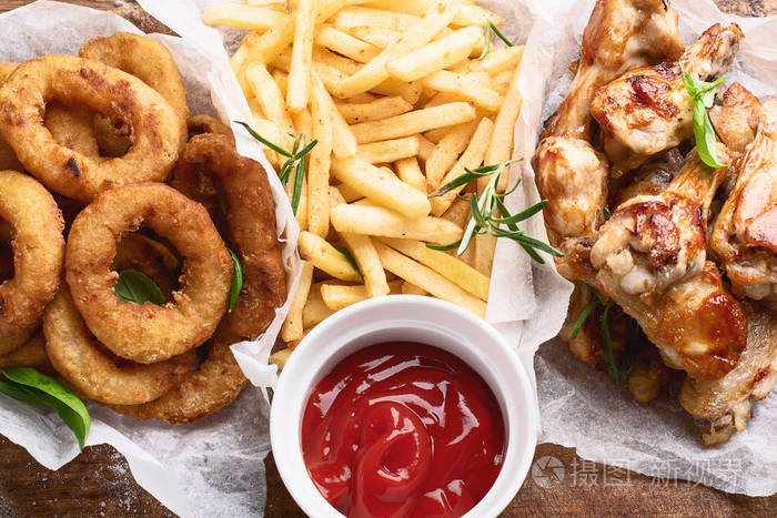 快餐小吃-洋葱圈, 炸薯条和鸡翅.美国食品