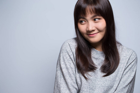 腼腆的微笑图片