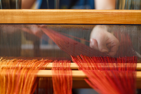在织布机上织一个女人的手