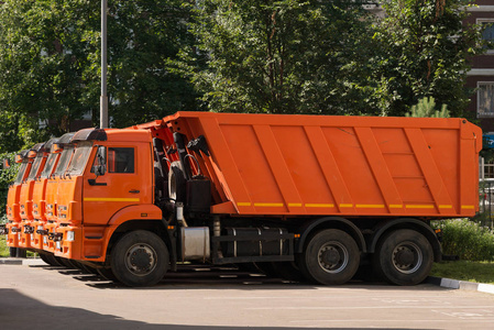 四橙色卡车到市政服务在停车场在连续照片