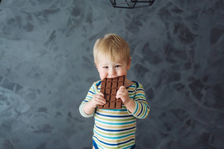 一个小男孩吃巧克力的肖像