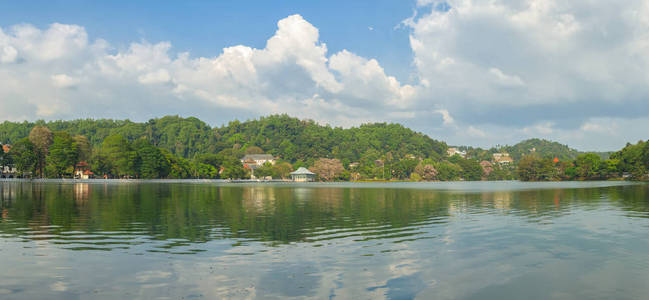 湖和神圣的牙舍利在斯里兰卡康提寺全景