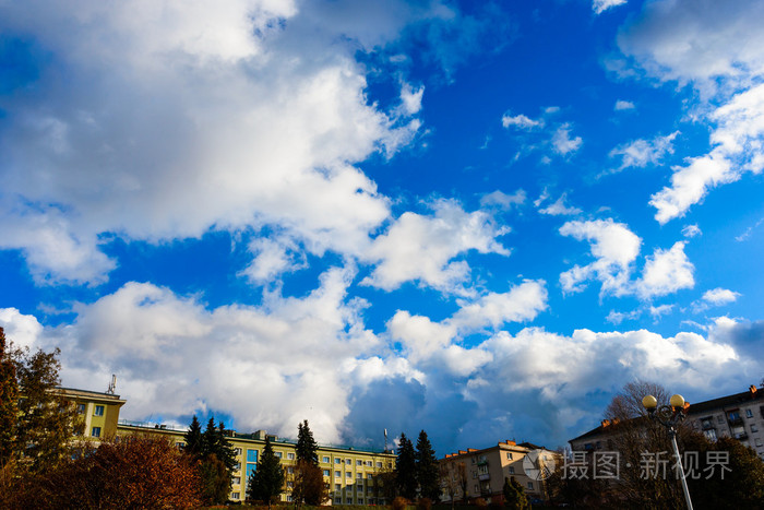 蓝色的天空,在城市和房子