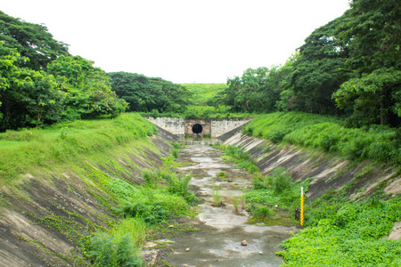 溢流堰夏季无水照片