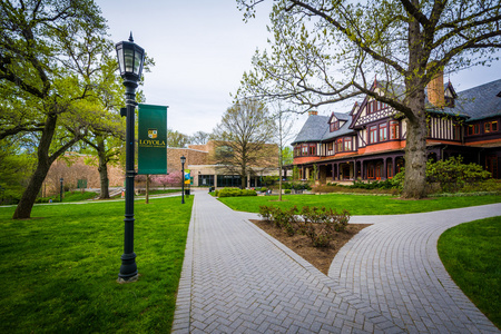 人行道和建筑物在马里兰洛约拉大学，在 Baltimo