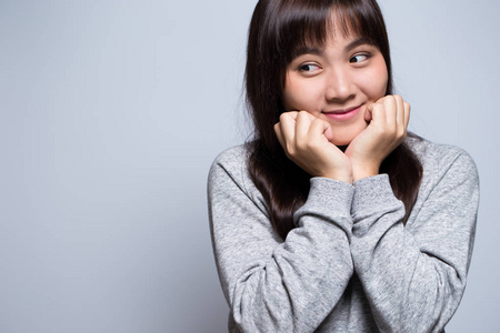 腼腆的微笑图片