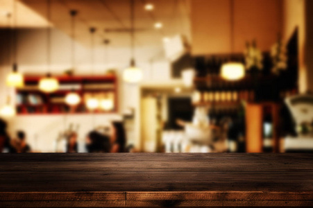 木桌在前面的抽象模糊餐厅灯
