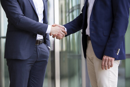 两名男子在西装握手照片