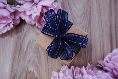 蓝色丝带空间木背景礼品盒的顶部视图