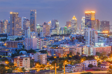 曼谷城市景观 商务区高层建筑在黄昏时分，曼谷，泰国