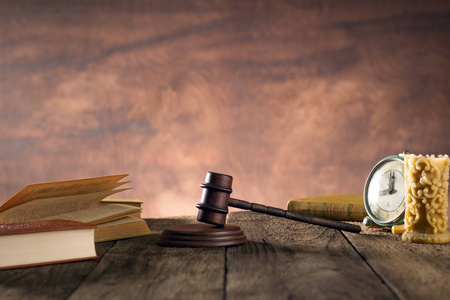 法律和正义的概念.木槌的法官, 书籍, 公正的天平.