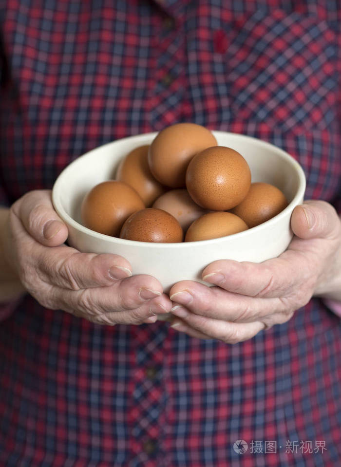 女人拿着一碗鸡蛋