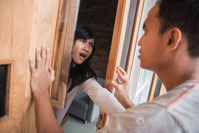 妻子在战斗中推开丈夫