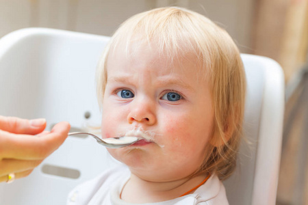 婴儿吃粥勺土豆泥