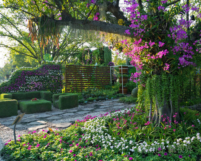 与公园自然美景融为一体的垂直花园