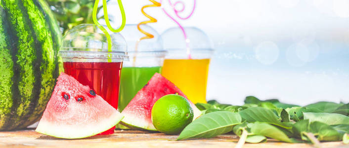 明亮的新鲜健康的果汁, 水果, 菠萝, 西瓜在海的背景。夏天, 休息, 健康生活方式横幅概念复制空间