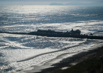 波浪撞击岸边的码头背景