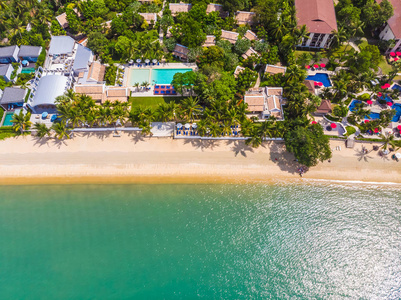 美丽的热带海滩和海的鸟瞰与棕榈树和其他树木在苏梅岛岛旅游和度假