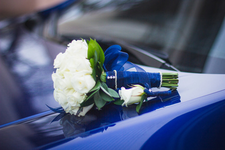 白玫瑰与蓝柄的婚礼花束