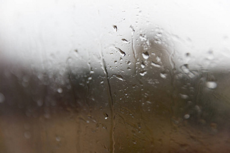 雨点落在窗户上, 对着黑暗的背景