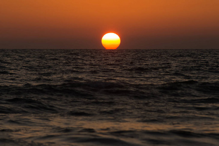 日落的大红色太阳沉入海里