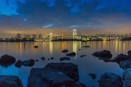 彩虹桥，长时间曝光的夜景东京天际线