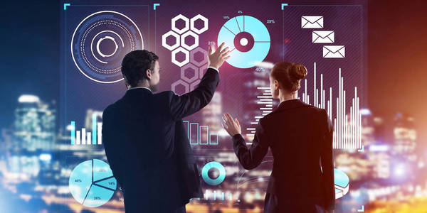 两个商界人士站在一起的背和一道虚拟屏幕