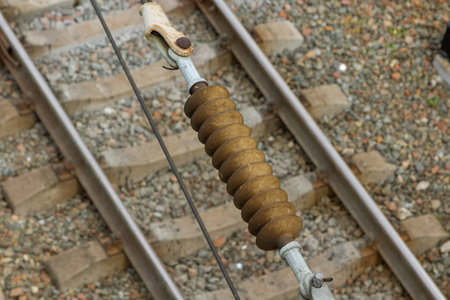 高压绝缘子在铁路之上.供电元件.高压照片