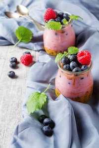 新鲜的自制酸奶在蓝莓，raspberri 玻璃罐