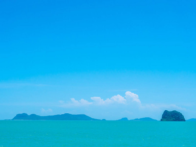 美丽的热带海洋与白云在蓝天背景为旅行和假期