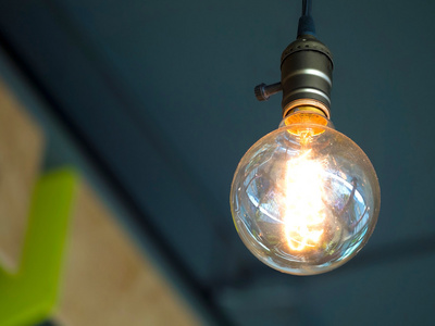 老式的白炽灯灯泡照片