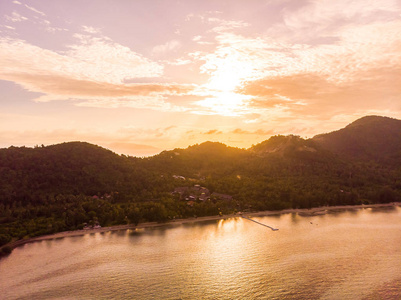 美丽的热带海滩和海岛海的鸟瞰在日落时间为旅行和假期