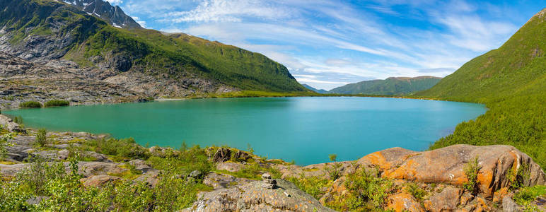 挪威 Helgeland 湖 Svartisvatnet 的全景, 来自 Svartisen 冰川