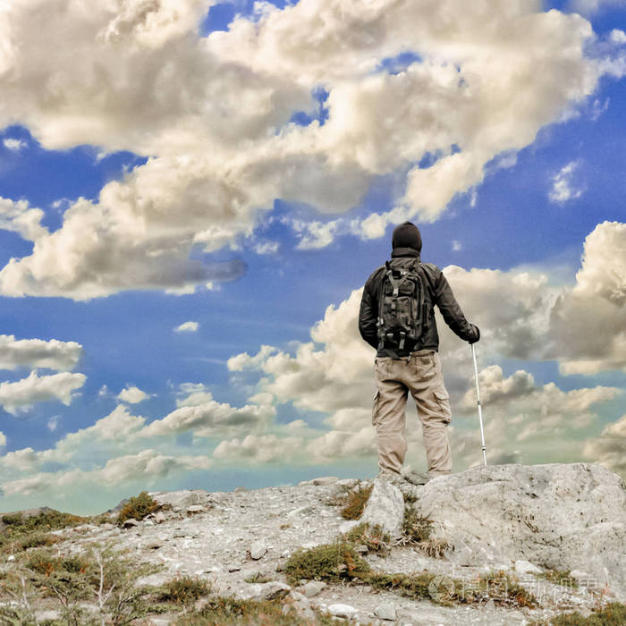 洛基山看视图顶部的男人
