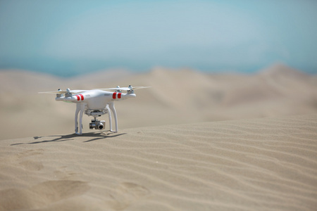 无人机在沙漠中