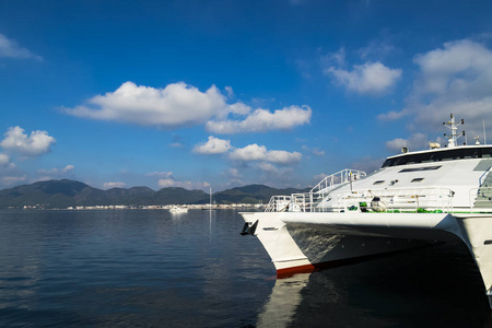 升起的太阳 illuminat 一艘大型的白色渡轮双体船站在码头, 土耳其