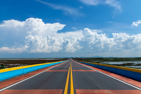 天空中的白云与空旷的道路和五颜六色的交通线