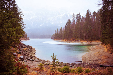 Eibsee 湖在阿尔卑斯山在春天的雨天气, 加米斯帕腾基辛加米斯帕腾基辛, 德国