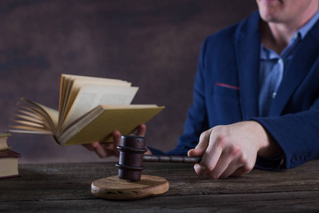 法律主题，木槌的法官 司法尺度 书籍 灰色背景