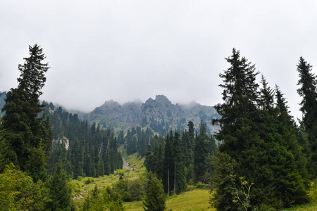 哈萨克斯坦的山脉, 阿拉木图。奇姆布拉克高山 Chimbulak 夏季滑雪胜地