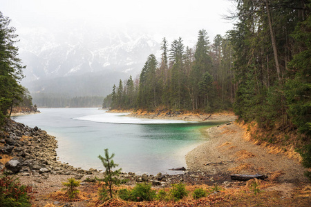 Eibsee 湖在阿尔卑斯山在春天的雨天气, 加米斯帕腾基辛加米斯帕腾基辛, 德国